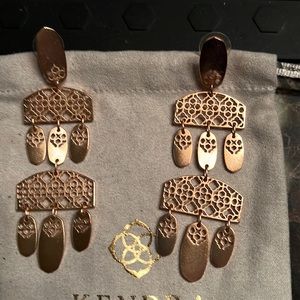 Kendra Scott dangle earrings 
Rose gold 
Like new